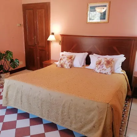 La Rondinella فندق 3*